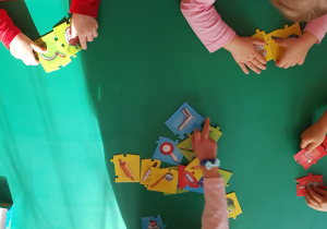 Kolorowe kartoniki związane z przedstawicielami wybranych zawodów dobierane przez dzieci do odpowiedniej postaci..